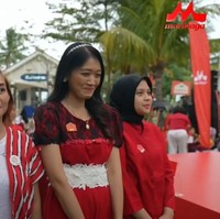 Keceriaan pecah saat sesi mini games interaktif, di mana para ibu ditantang untuk menebak suara panggilan buah hati mereka di tengah keramaian. Aktivitas ini, bersama dengan sesi tebak nada alto dan sopran, mengundang antusiasme tinggi dari para peserta yang mengikuti arahan pemandu acara dengan penuh tawa.  Foto: Dok. Detikcom.