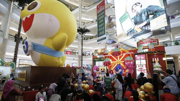 Sejumlah anak bermain dengan karakter Pinkfong Baby Shark di Kota Kasablanka, Jakarta, Jumat (19/12/2025). Meet & Greet Pinkfong Baby Shark ini dapat dikunjungi mulai 18 Desember 2025 hingga 11 Januari 2026.