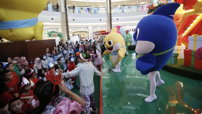 Sejumlah anak bermain dengan karakter Pinkfong Baby Shark di Kota Kasablanka, Jakarta, Jumat (19/12/2025). Meet & Greet Pinkfong Baby Shark ini dapat dikunjungi mulai 18 Desember 2025 hingga 11 Januari 2026.