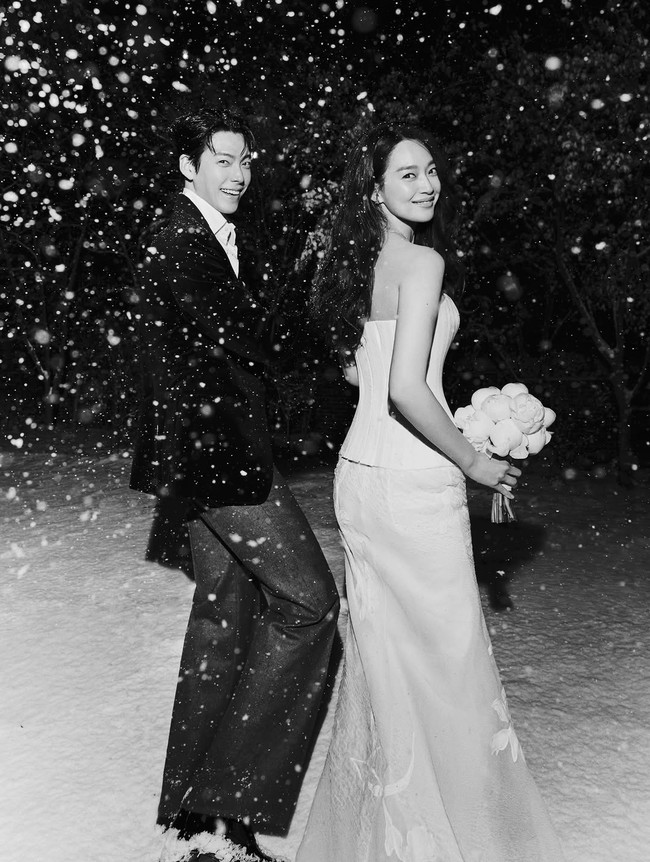 Kim Woo Bin dan Shin Min Ah menikah pada Sabtu (20/12/2025) dalam upacara tertutup yang hanya dihadiri teman dekat dan keluarga.  Foto: Dok. AM Entertainment