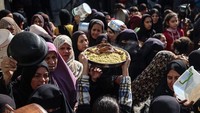 Di tengah kondisi tersebut, dapur umum dan lembaga amal menjadi tumpuan utama bagi ribuan keluarga pengungsi yang kehilangan tempat tinggal dan mata pencaharian. Banyak warga bergantung sepenuhnya pada bantuan makanan harian untuk bertahan hidup. AFP/EYAD BABA