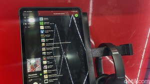 Kamu bisa banget dengerin musik kesukaan sambil karaokean saat jeda aksi panggung line up. Jadi kamu gak bakal bosan.