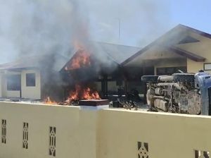 Kapolsek Muara Batang Gadis Dicopot Usai Mapolsek Dibakar Warga