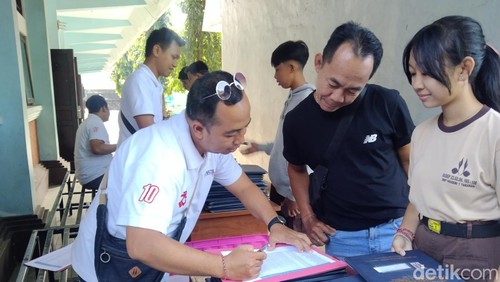 Suasana pengambilan rapor siswa di SMPN 1 Tabanan, Sabtu (20/12/2025).