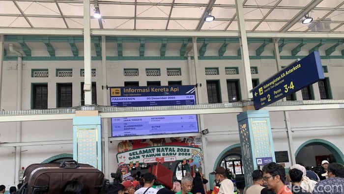 Stasiun Pasar Senen Mulai Dipadati Pemudik Jelang Libur Nataru
