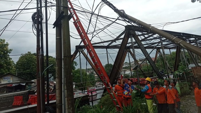 Tiang Listrik Roboh di Jalan RE Martadinata Bogor, Lalin Ditutup Sementara