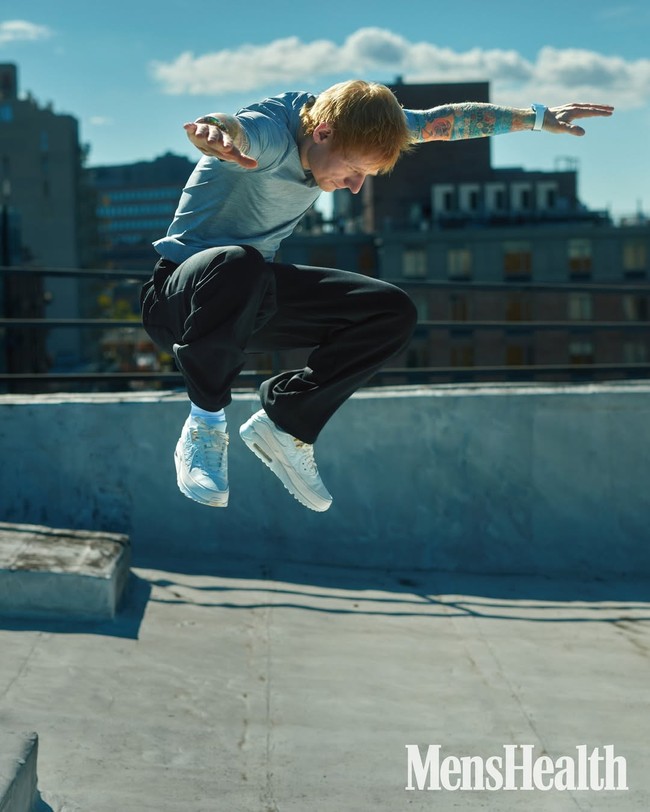 Menurut Sheeran, motivasi tersebut juga berdampak pada kariernya di atas panggung. “Saya ingin merasa ‘superhuman’ saat tampil,” katanya. Ia berharap kisahnya bisa relevan bagi para orang tua yang mulai ingin hidup lebih sehat tanpa tekanan berlebihan. “Saya tidak mengatakan semua orang harus lari maraton atau makan super sehat. Moderasi itu kuncinya,” tambah Ed. (Foto: Dok. Mens Health UK)