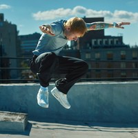 Menurut Sheeran, motivasi tersebut juga berdampak pada kariernya di atas panggung. “Saya ingin merasa ‘superhuman’ saat tampil,” katanya. Ia berharap kisahnya bisa relevan bagi para orang tua yang mulai ingin hidup lebih sehat tanpa tekanan berlebihan. “Saya tidak mengatakan semua orang harus lari maraton atau makan super sehat. Moderasi itu kuncinya,” tambah Ed. (Foto: Dok. Mens Health UK)