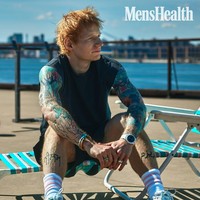 Ed mengungkapkan bahwa perubahan gaya hidup itu terjadi setelah ia menjadi seorang ayah. Bersama sang istri, Cherry Seaborn, ia dikaruniai dua putri, Lyra dan Jupiter. Kehadiran anak-anak membuatnya mulai meninggalkan kebiasaan makan cepat saji dan lebih serius menjalani olahraga. “Olahraga menjadi sesuatu yang benar-benar menambah kualitas hidup saya,” ujar Sheeran. (Foto: Dok. Mens Health UK)