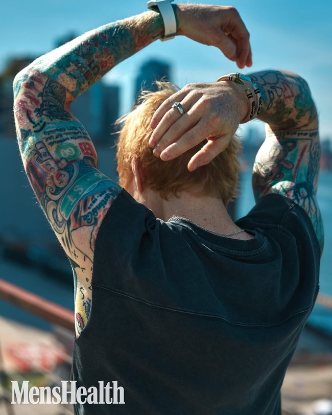 “Pada dasarnya saya tetap orang yang suka pizza, bir, dan merokok. Hanya saja, sebagai orang tua di usia 30-an, itu bukan lagi realitas yang bisa saya jalani setiap hari. Saya harus membuat keputusan yang lebih baik,” ungkap penyanyi 34 tahun itu. (Foto: Dok. Mens Health UK)