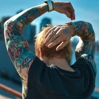 “Pada dasarnya saya tetap orang yang suka pizza, bir, dan merokok. Hanya saja, sebagai orang tua di usia 30-an, itu bukan lagi realitas yang bisa saya jalani setiap hari. Saya harus membuat keputusan yang lebih baik,” ungkap penyanyi 34 tahun itu. (Foto: Dok. Mens Health UK)