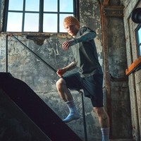 Meski kini lebih disiplin, Ed menegaskan tidak sepenuhnya meninggalkan kebiasaan menikmati segelas anggur merah dan makan malam enak, hanya saja tidak lagi dilakukan setiap hari. “Ini soal keseimbangan,” ujarnya. (Foto: Dok. Mens Health UK)