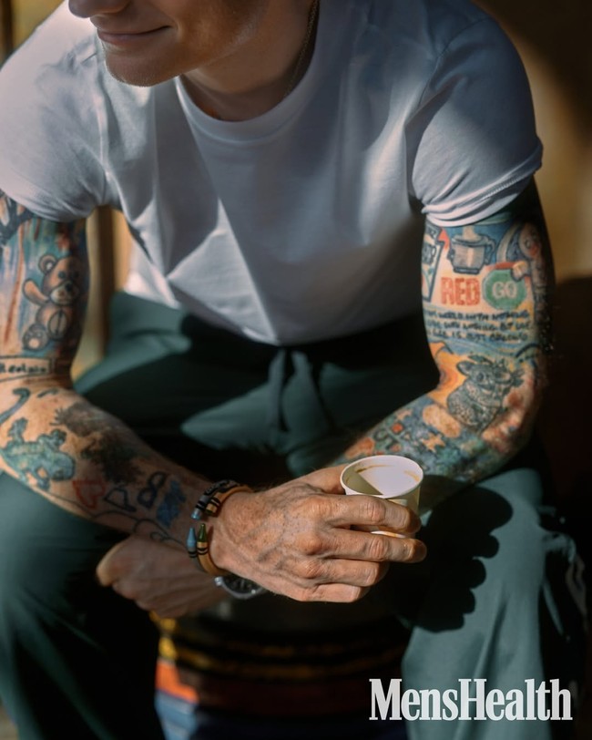 Rutinitas barunya meliputi latihan di gym, reformer pilates, serta pola makan rendah lemak. Ia bahkan mulai menantang dirinya untuk berlari jarak jauh. “Dulu saya tidak pernah berlari lebih dari satu kilometer. Saat pandemi, saya ikut 10K untuk pertama kalinya. Proses membangun kebiasaan itu membuat tubuh dan pikiran terasa lebih baik,” katanya. (Foto: Dok. Mens Health UK)