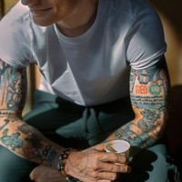 Rutinitas barunya meliputi latihan di gym, reformer pilates, serta pola makan rendah lemak. Ia bahkan mulai menantang dirinya untuk berlari jarak jauh. “Dulu saya tidak pernah berlari lebih dari satu kilometer. Saat pandemi, saya ikut 10K untuk pertama kalinya. Proses membangun kebiasaan itu membuat tubuh dan pikiran terasa lebih baik,” katanya. (Foto: Dok. Mens Health UK)