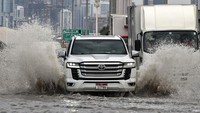 Banjir besar sebelumnya pernah melumpuhkan Dubai dan sekitarnya pada April 2024, ketika hujan yang turun dalam intensitas luar biasa menyebabkan bandara internasional dan sejumlah jalan utama terendam air, serta ribuan penerbangan terganggu. AFP/FADEL SENNA