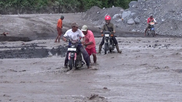 Banjir Lahar, Warga Lumajang Nekat Seberangi Sungai Regoyo
