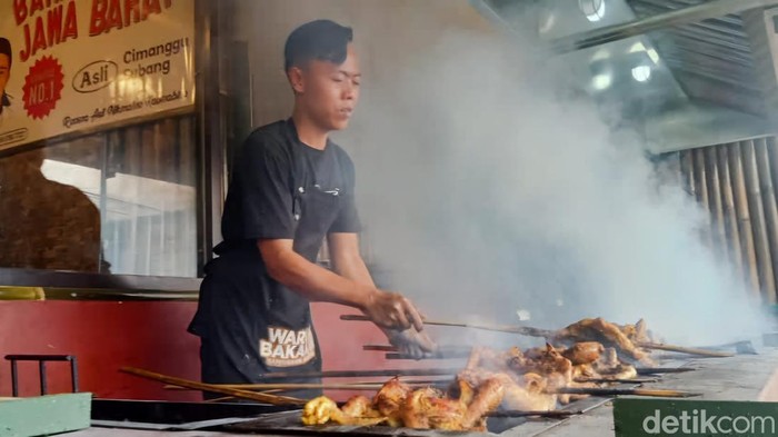 Mencicipi Lezatnya Bakakak Ayam Kampung di Tengah Sejuknya Lembang