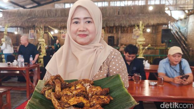 warung bakakak ayam kampung bernuansa sunda di Lembang