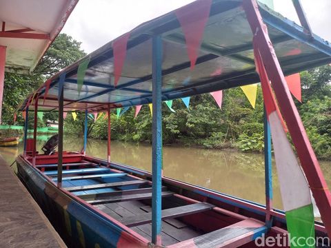 Suasana Wisata Susur Perahu di Kebun Binatang Surabaya