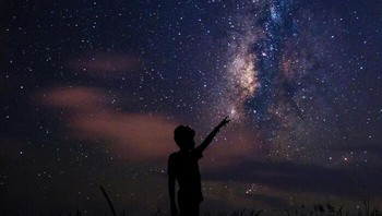 Lebih menyedihkan daripada menakutkan, kenyataan orang-orang tidak akan pernah mencapai bintang-bintang tidak peduli seberapa canggih teknologi yang digunakan. Bahkan jika berhasil melakukan perjalanan dengan cukup cepat, paling-paling hanya akan sampai ke beberapa bintang terdekat, tanpa ada planet yang mirip Bumi. Perjalanan antar galaksi tidak hanya mustahil, tetapi orang-orang tidak akan pernah mencapai ujung atau pusat galaksi sendiri. Foto: Bored Panda