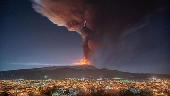 Letusan gunung berapi di pulau La Palma di Kepulauan Canary dapat menyebabkan tanah longsor yang menghasilkan megatsunami setinggi lebih dari 300 kaki. Gelombang ini dapat menjalar hingga melintasi Samudra Atlantik dan memengaruhi pantai timur Amerika Utara dan Selatan. Foto: Bored Panda