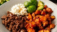 Resep Hot Honey Cottage Cheese Sweet Potato Beef Bowl memadukan ubi manis panggang, daging sapi cincang berbumbu, cottage cheese, dan alpukat dengan sentuhan hot honey yang manis pedas. Foto: Site Culinary/Visual