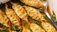 Di posisi kedua ada resep Dumpling Bake yang mengubah dumpling beku menjadi hidangan panggang satu loyang dengan saus gurih pedas yang sederhana.  Foto: Site Culinary/Visual
