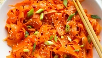 Resep Carrot Salad populer di tahun 2025 berkat viral di TikTok dengan tambahan bumbu wijen dan aneka saus. Sementara versi sederhana ala rumahan tetap digemari karena praktis dibuat. Foto: Site Culinary/Visual