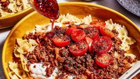 Resep Turkish Pasta viral berkat saus yogurt gurih, daging sapi berbumbu, tomat segar, dan mentega leleh yang menyatu dengan pasta. Hidangan ini siap disajikan hanya dalam 30 menit. Foto: Site Culinary/Visual