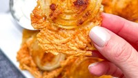 Onion Ring Chips menghadirkan resep camilan renyah dari irisan bawang berlapis keju parmesan dan bumbu, dipanggang hingga karamelisasi tanpa perlu digoreng. Foto: Site Culinary/Visual