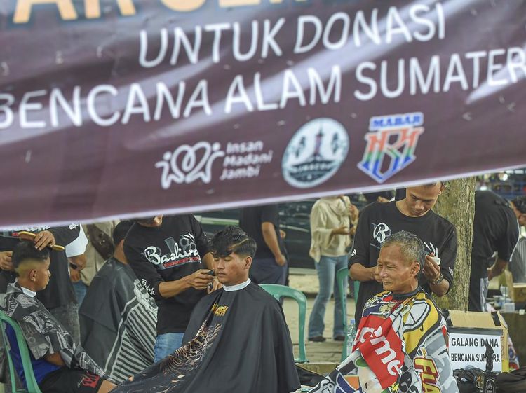 Pangkas Rambut Seikhlasnya, Galang Dana untuk Korban Bencana Aceh-Sumatera