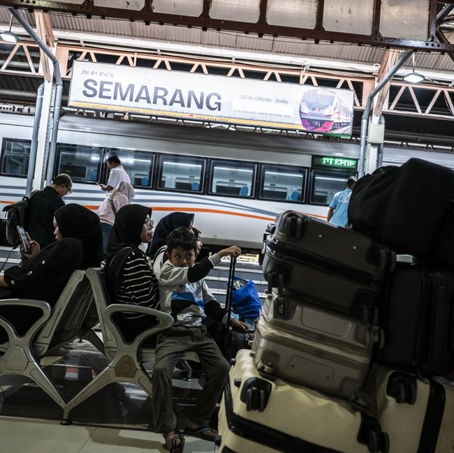 Arus Libur Akhir Tahun Mulai Terasa di Stasiun Tawang Semarang