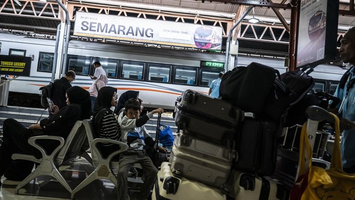 Sejumlah calon penumpang menunggu kedatangan kereta api di Stasiun Tawang, Semarang, Jawa Tengah, Minggu (21/12/2025). KAI Daop 4 Semarang mengoperasikan 31 perjalanan kereta api reguler serta tiga kereta api tambahan dengan total kapasitas 321.442 tempat duduk yang mencakup wilayah keberangkatan Surabaya, Jakarta, dan Solo pada periode angkutan Natal 2025 dan Tahun Baru 2026. ANTARA FOTO/Aprillio Akbar/bar