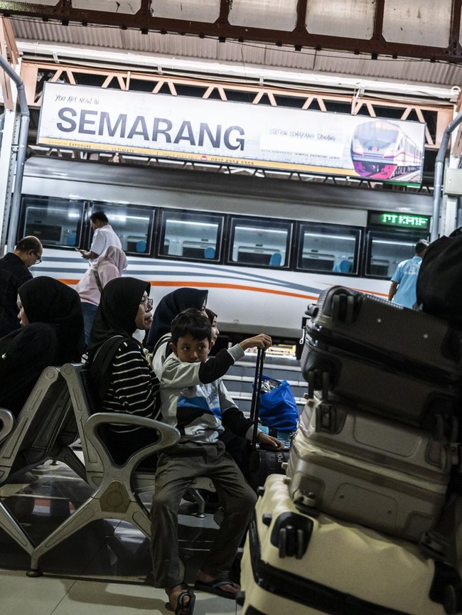 Arus Libur Akhir Tahun Mulai Terasa di Stasiun Tawang Semarang