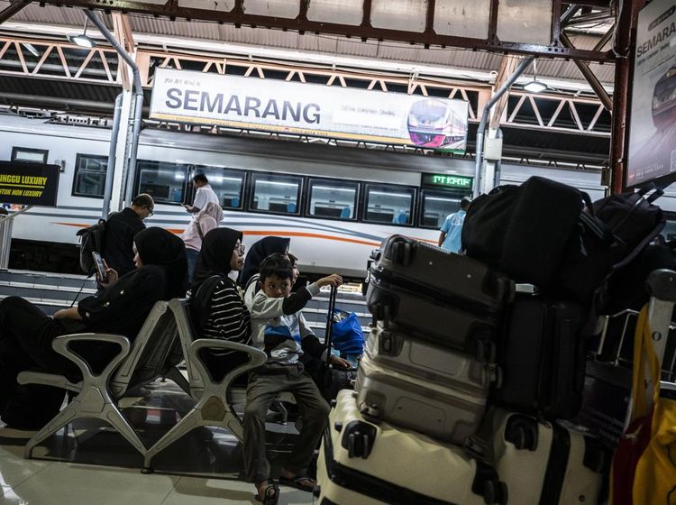 Arus Libur Akhir Tahun Mulai Terasa di Stasiun Tawang Semarang