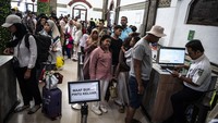 Petugas KAI memeriksa tiket calon penumpang kereta api di Stasiun Tawang, Semarang, Jawa Tengah, Minggu (21/12/2025). Foto: ANTARA FOTO/Aprillio Akbar