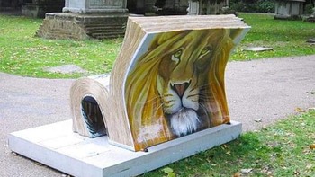 Buku ‘Chronicles of Narnia’ di London, Inggris. Foto: via StreetArtUtopia
