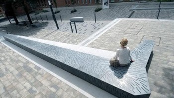 Bangku kota dengan pencahayaan di Pecs, Hongaria. Foto: via StreetArtUtopia