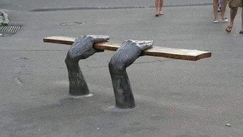 Bangku ‘Ditopang Tangan’. Foto: via StreetArtUtopia