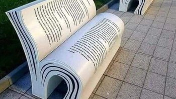 Bangku berbentuk buku. Foto: via StreetArtUtopia