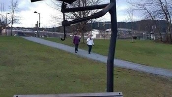 Bangku dengan tiang lampu memegang payung. Foto: via StreetArtUtopia