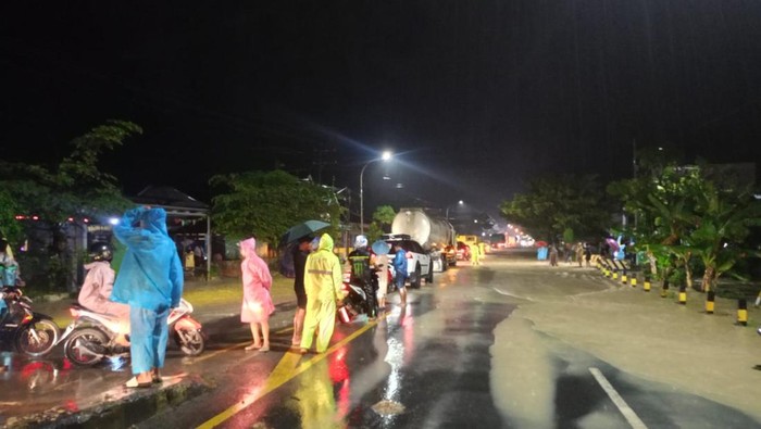 Jalur Pantura Tuban Banjir Bandang, Kemacetan Mengular