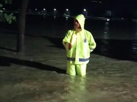 Jalur pantai utara (pantura) di Desa Gesing kecamatan Semanding, Tuban tergenang banjir bandang