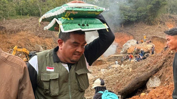 Akses Darat Terputus, Kemenag Aceh Besar Panggul 3 Ton Bantuan ke Gayo