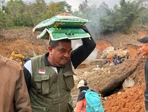Akses Darat Terputus, Kemenag Aceh Besar Panggul 3 Ton Bantuan ke Gayo