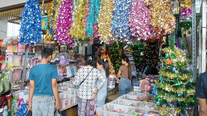 Jelang Natal 2025, Warga Medan Berburu Pernak-Pernik Dekorasi di Pusat Pasar
