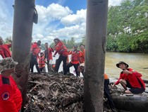 BPBD OKU Bersihkan Sampah Pohon Menumpuk di Tiang Jembatan