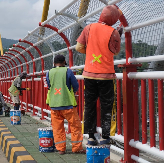 Cegah Insiden Terjun, Jembatan Teluk Kendari Dipasangi Pagar Pengaman