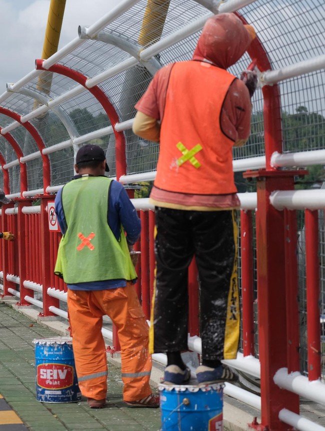 Cegah Insiden Terjun, Jembatan Teluk Kendari Dipasangi Pagar Pengaman