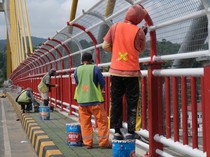 Cegah Insiden Terjun, Jembatan Teluk Kendari Dipasangi Pagar Pengaman